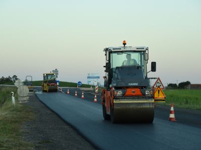 Compactage de chaussée avec rouleau compresseur lors de travaux de voirie