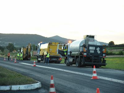 Travaux de réfection de chaussée avec engins et camions de travaux publics
