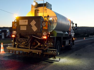 Camion répandeur d’émulsion pour application d’enrobé sur route