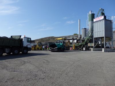 Plateforme industrielle de fabrication d’enrobés avec centrale et engins de travaux publics