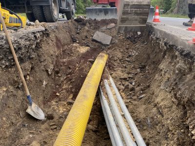 Pose de canalisation et réseaux enterrés dans une tranchée lors de travaux de voirie