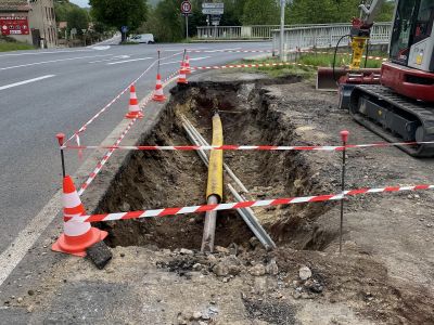 Tranchée ouverte sur voirie pour travaux de réseaux enterrés avec balisage de sécurité