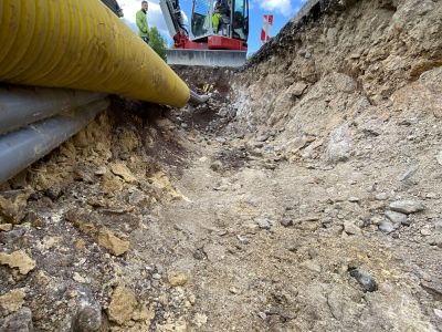 Réseau enterré installé dans une tranchée avant remblaiement et nivellement du sol