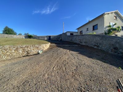 Accès aménagé après travaux de terrassement et réfection du sol