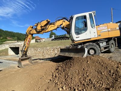 Pelle mécanique en intervention pour travaux de terrassement et nivellement du terrain