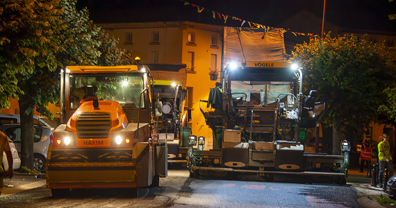 Application d&rsquo;enrob&eacute; de nuit avec finisseur et &eacute;quipe de travaux routiers